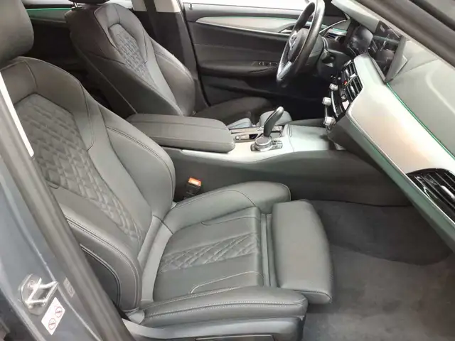 BMW 5 Series view 8