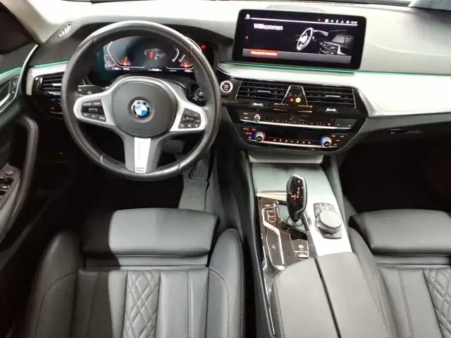 BMW 5 Series view 10