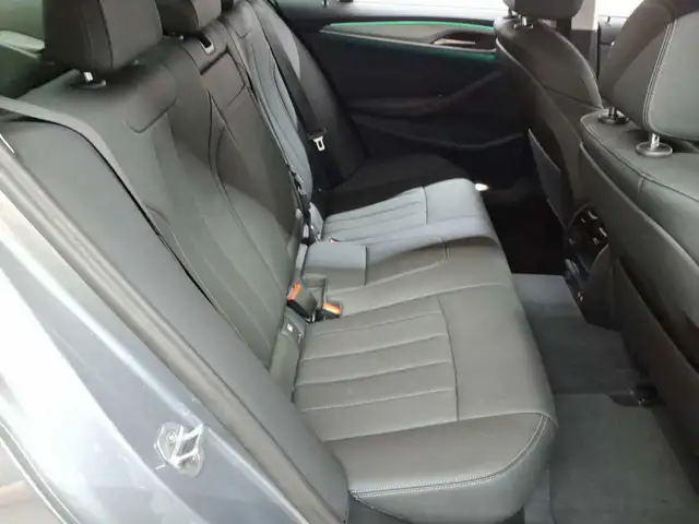 BMW 5 Series view 14