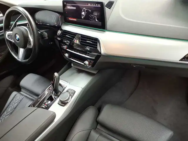 BMW 5 Series view 9