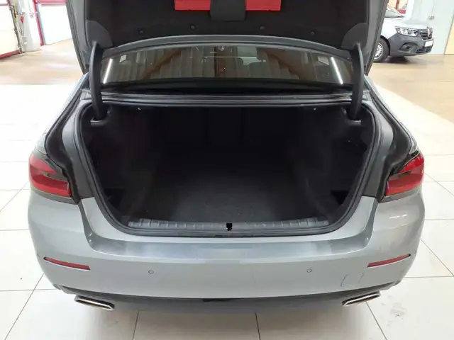 BMW 5 Series view 15