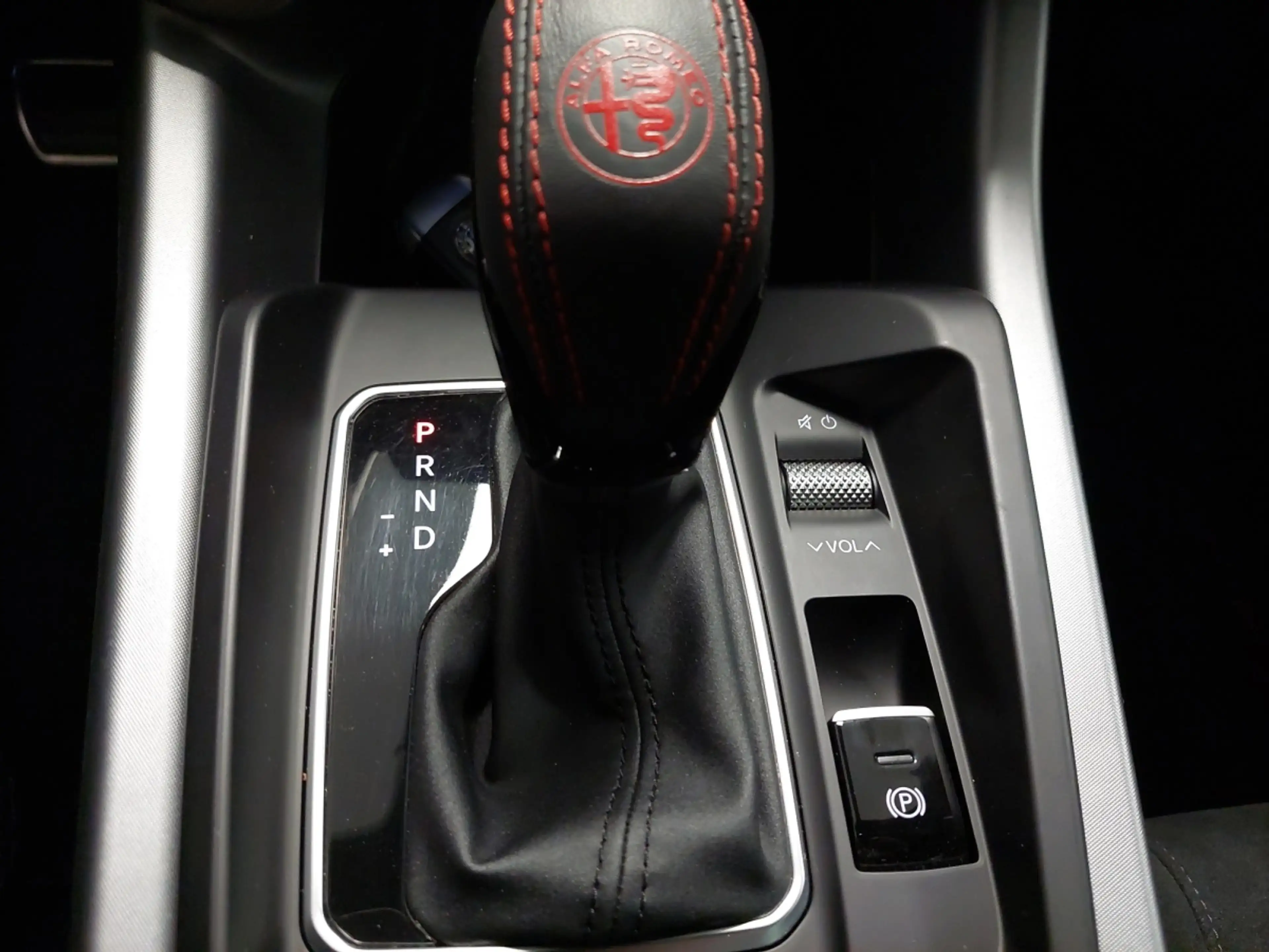 Alfa Romeo Tonale VELOCE PHEV 1,3 T4 VGT e-AWD — photo 15