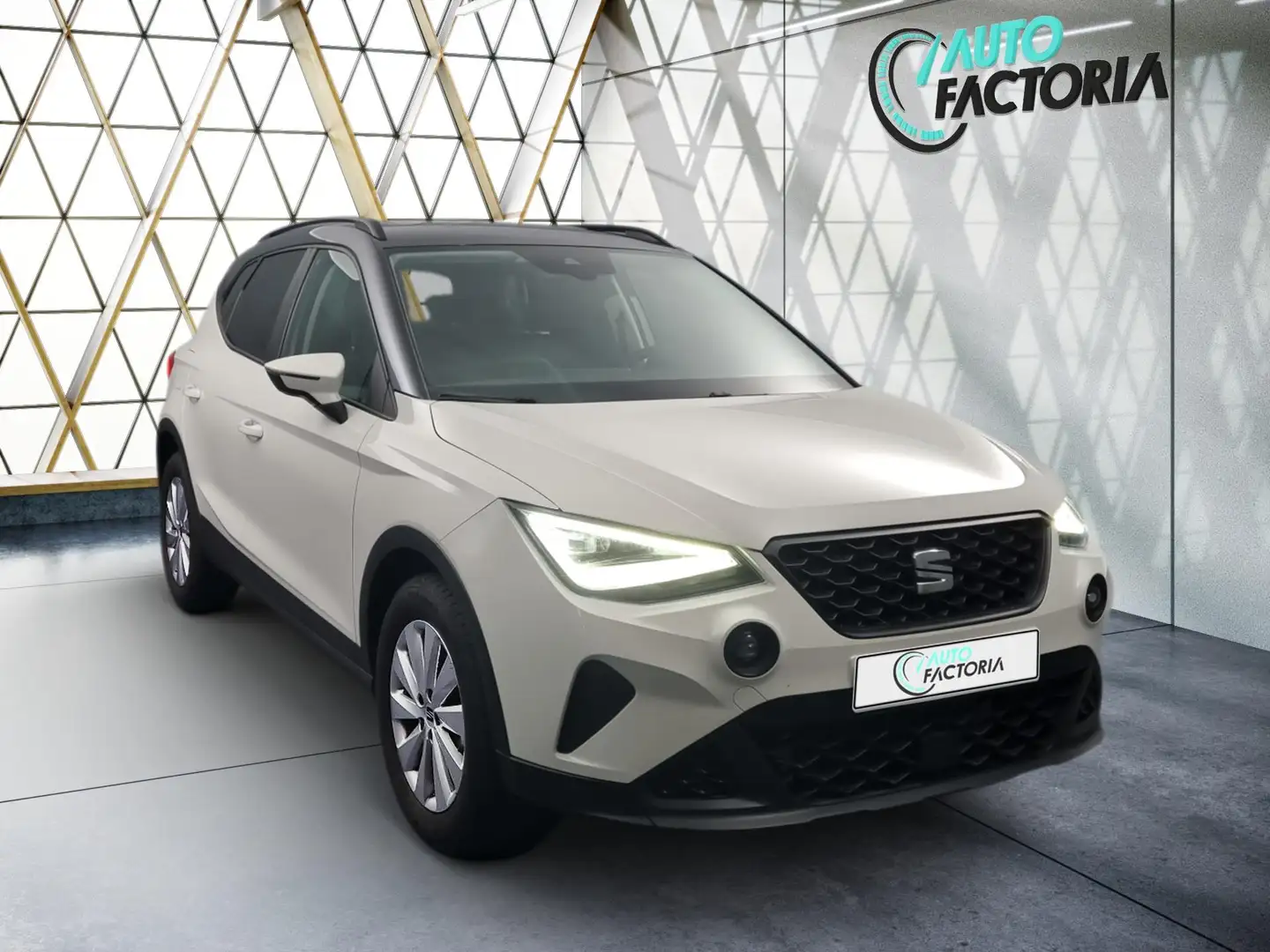 SEAT Arona -27% 1.0 TSI 115cv+MIRRORLINK+RADAR+LED+Options Beige - 2