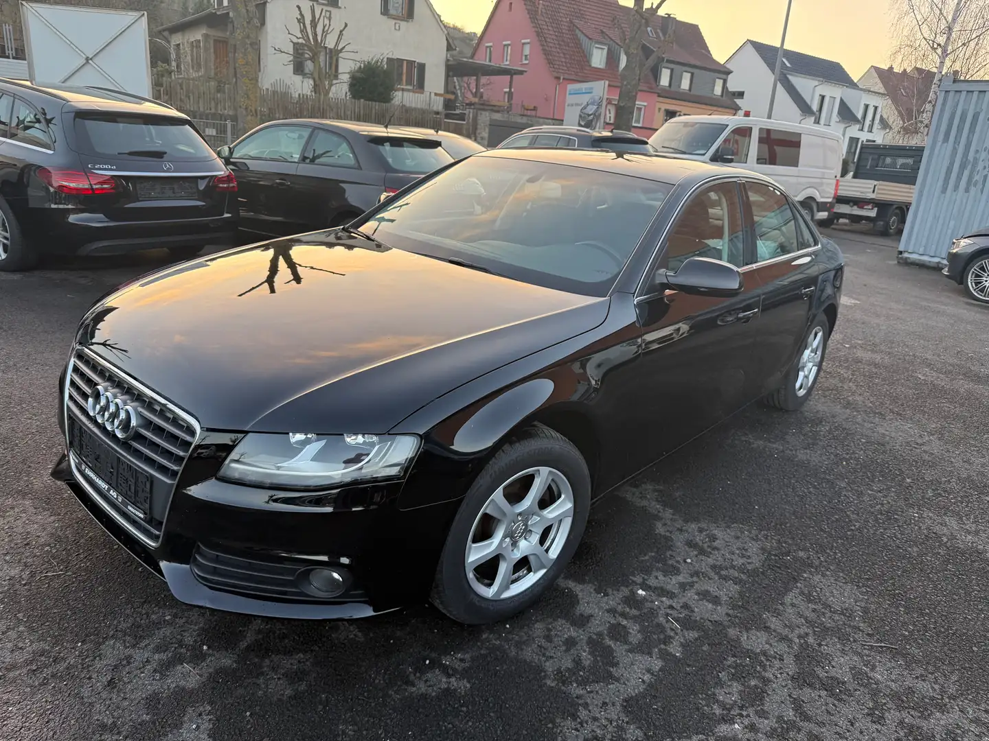 Audi A4 Attraction 2.0 TFSI Schwarz - 1