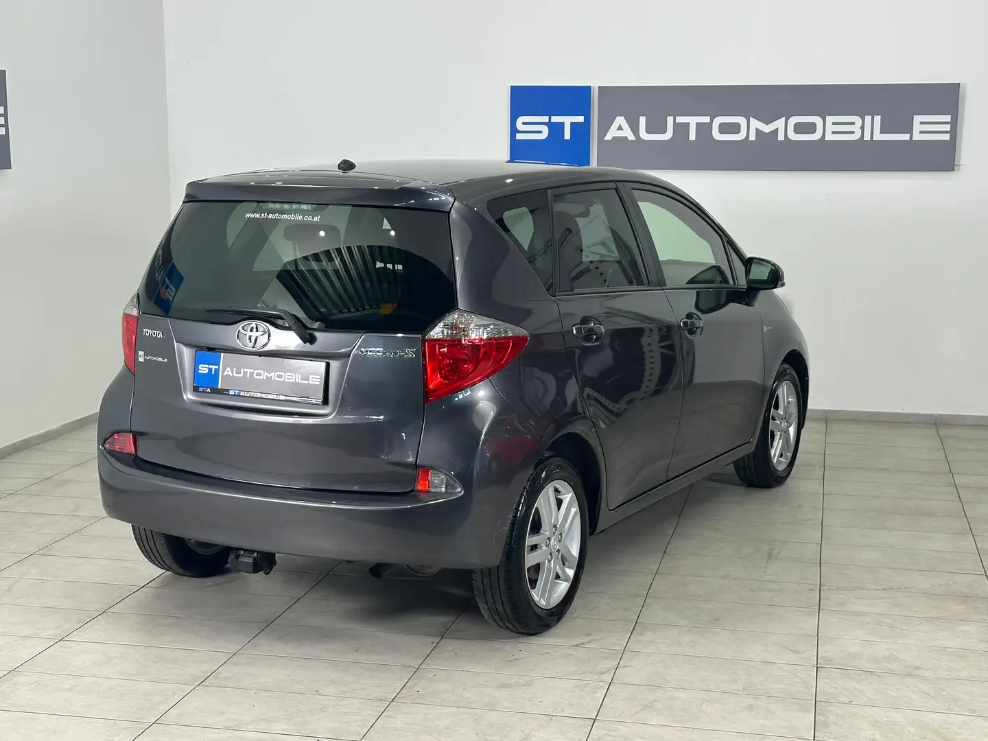 Toyota Verso-S 1.4 D-4D Lounge // 1.BESITZ // AHK // KAMERA // Grau - 2