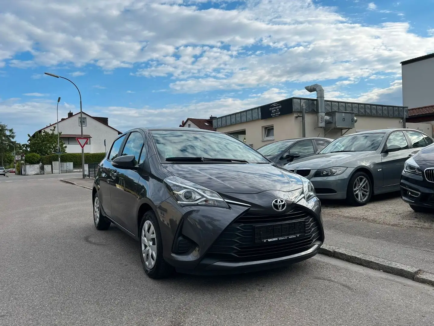 Toyota Yaris Comfort ACC RüK Navi Notbremsass. 20.885KM Gris - 1