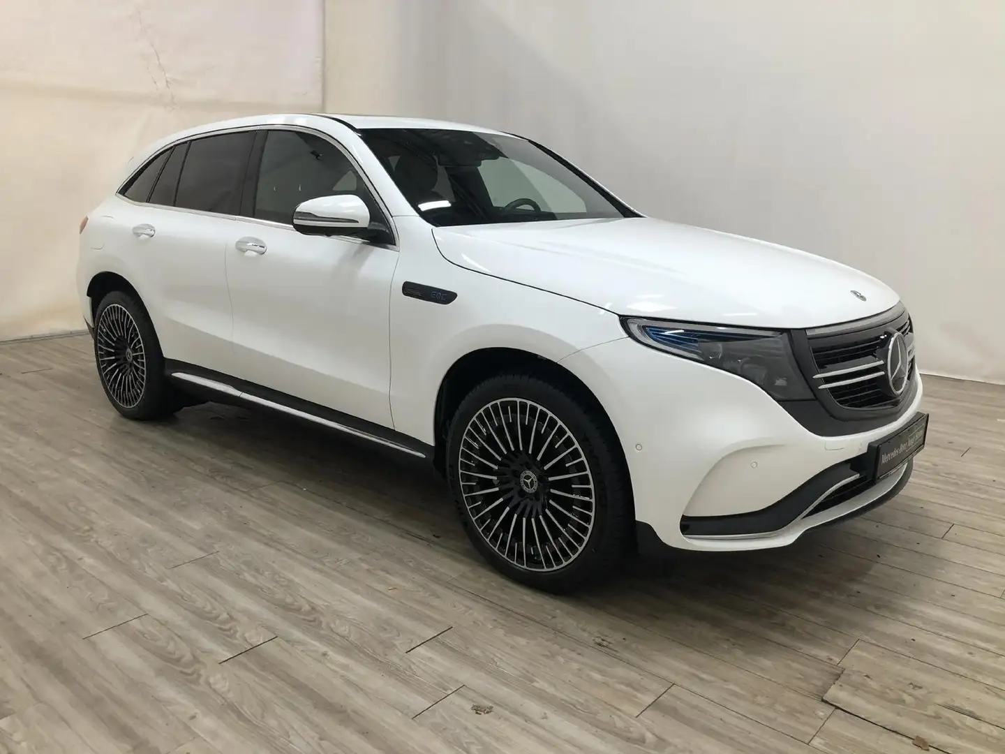 Mercedes-Benz EQC 400 4M AMG Distr*AHK*Memory*360°*SHD*MULTIBE Weiß - 2