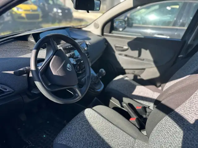 Lancia Ypsilon view 10