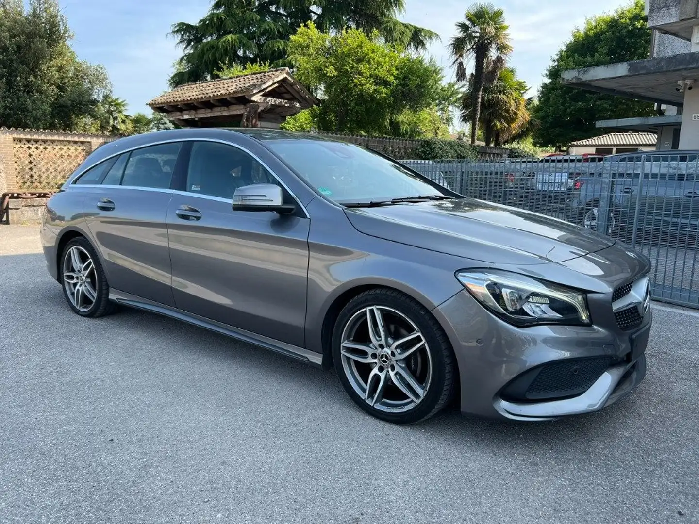 Mercedes-Benz CLA 180 Shooting Brake  Premium Automatica Grigio - 2