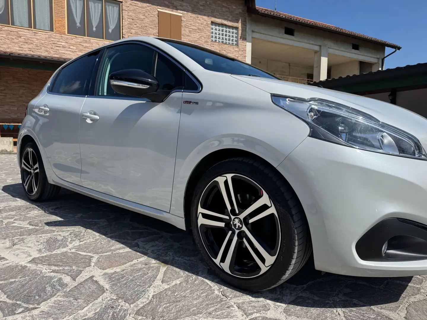 Peugeot 208 BlueHDi 100 S&S 5 porte GT Line neopatentati Grigio - 2