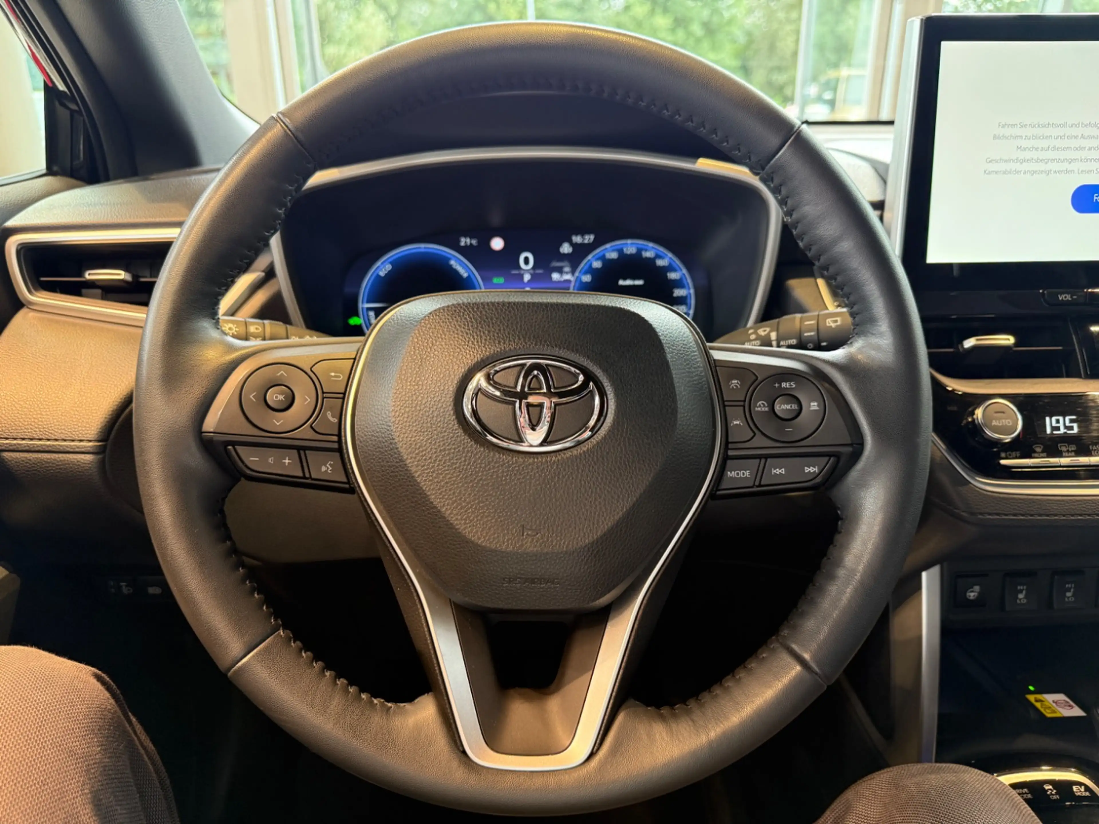 Toyota Corolla Cross 2.0 D FWD Team Deutschland ACC+LED — photo 12