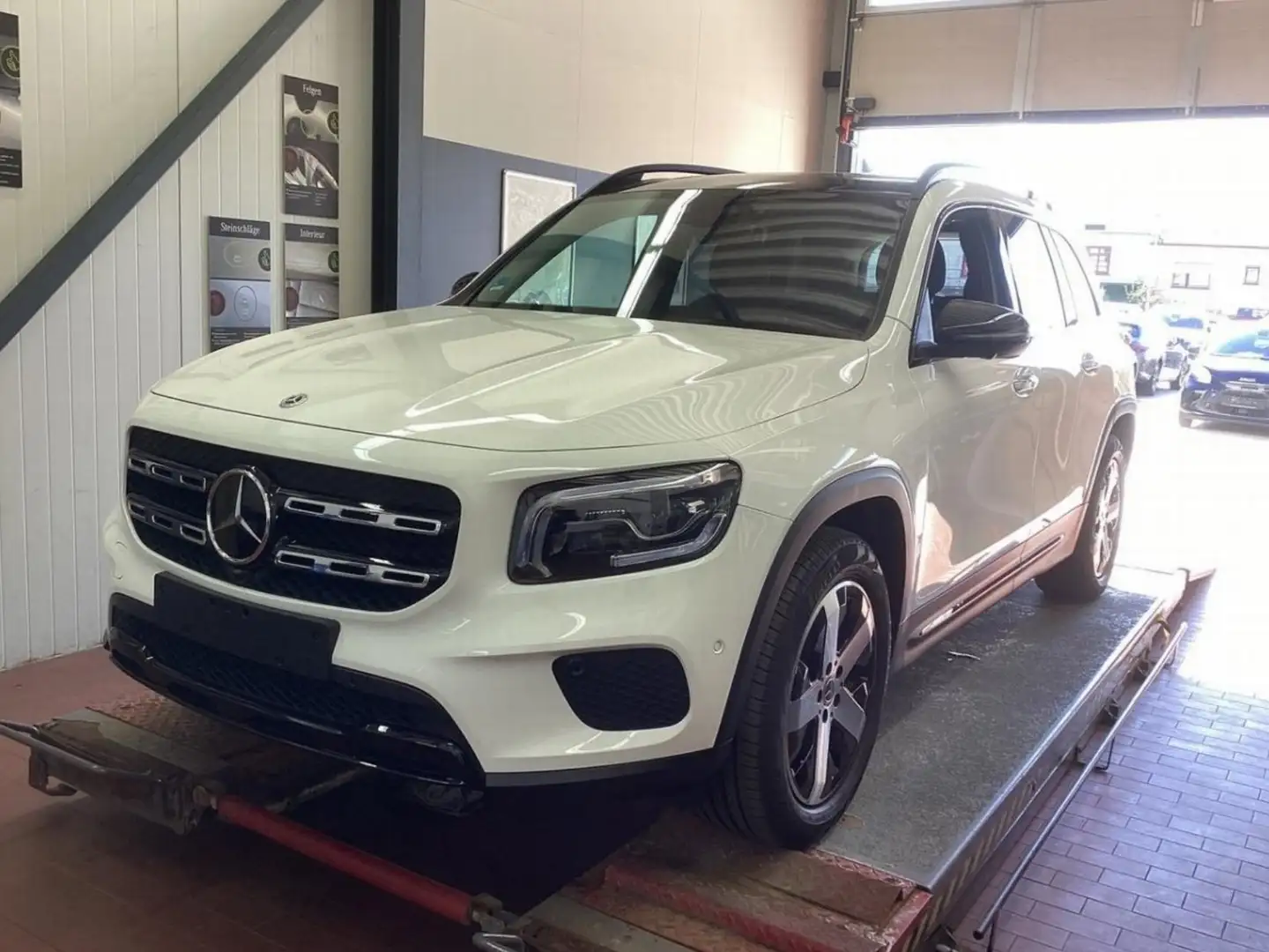 Mercedes-Benz GLB 200 GLB200 d 4M Night DISTRO Pano AHK 7-Sitzer KeyGo Wit - 2