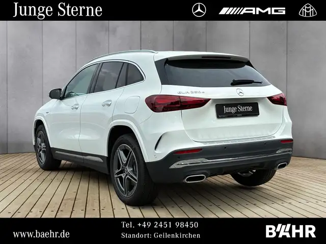 Mercedes-Benz GLA view 3