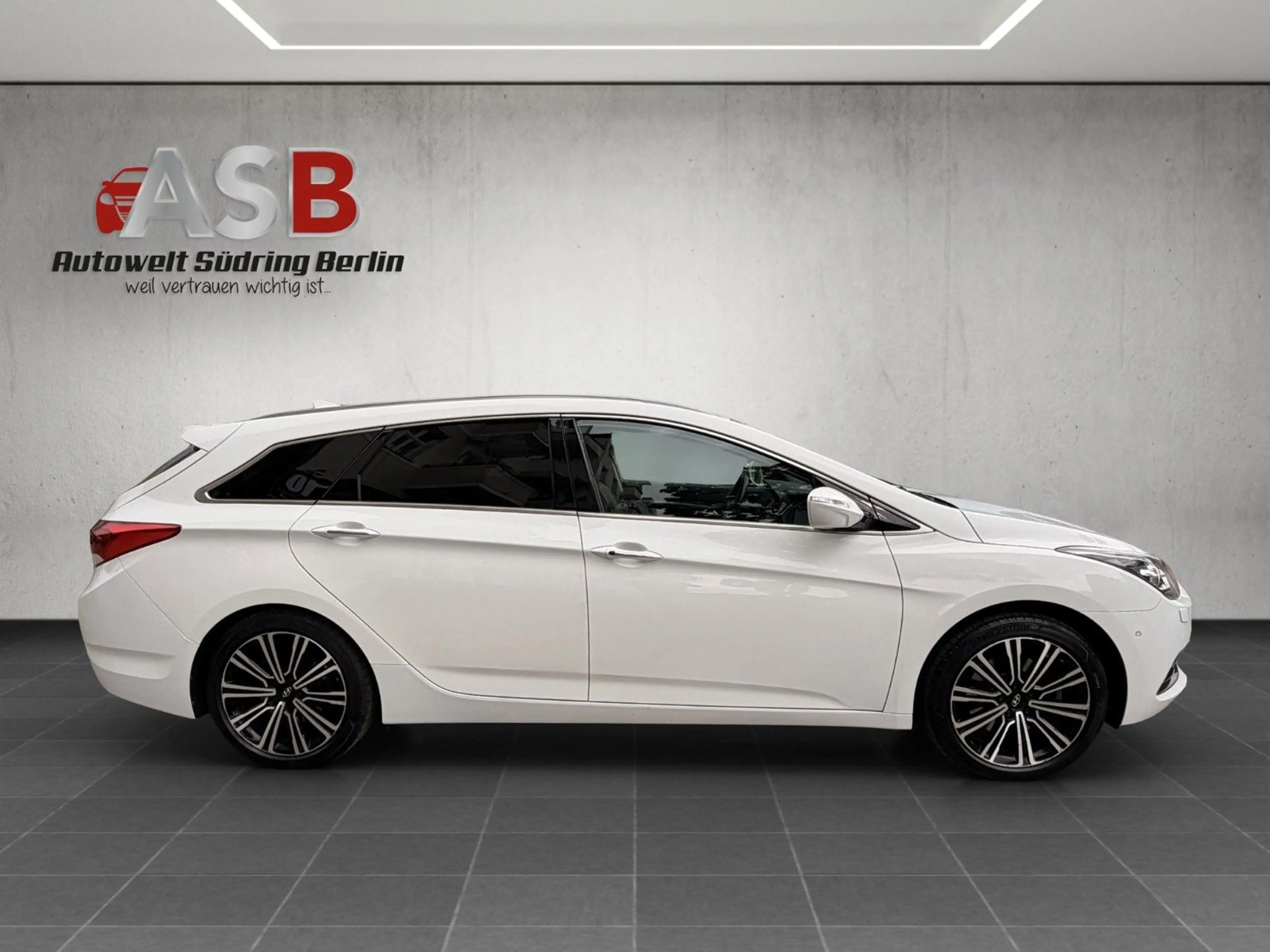 Hyundai i40 cw Premium LEDER*NAVI*PDC*18"*XENON*Kamera — photo 4