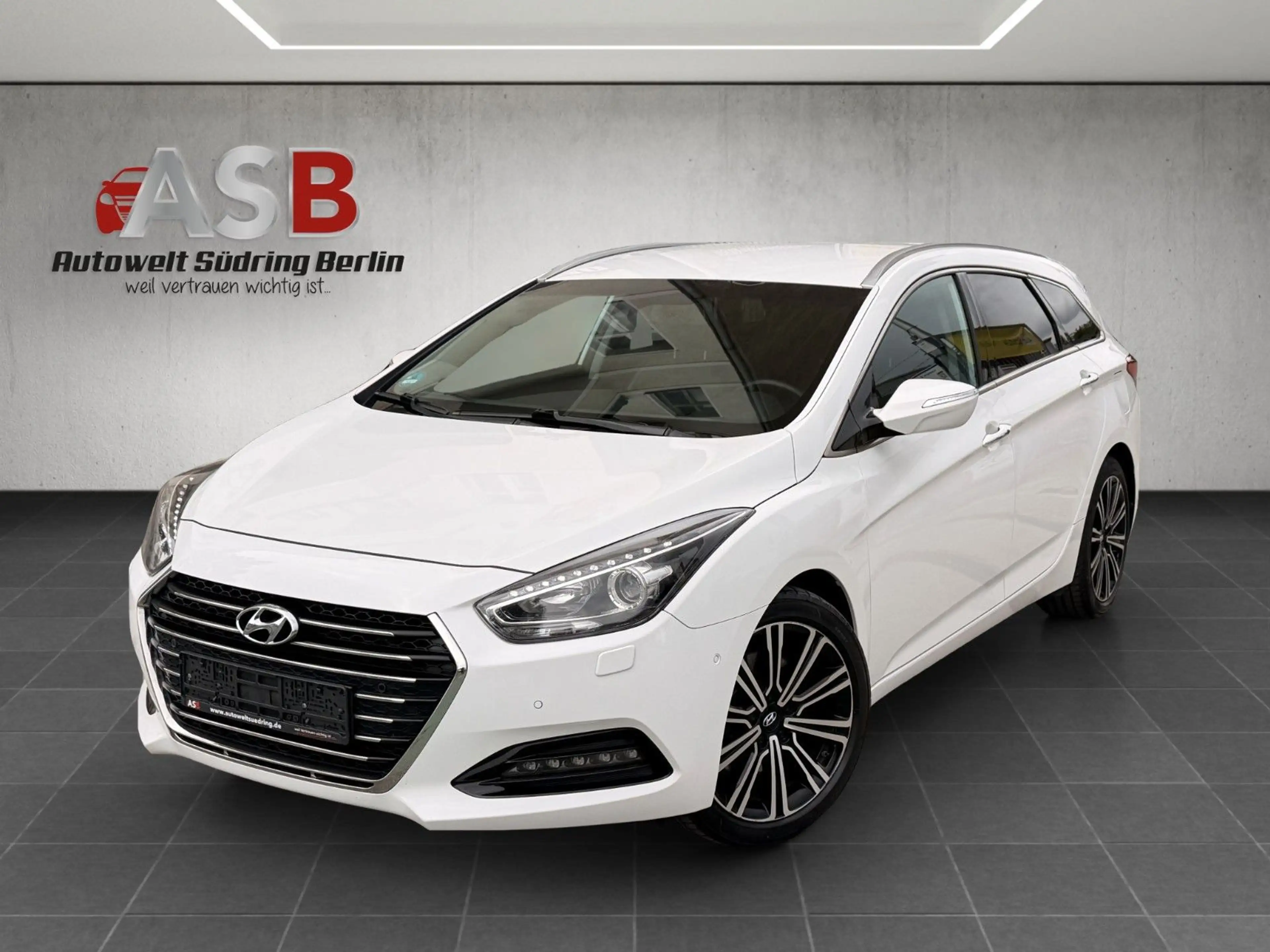 Hyundai i40 cw Premium LEDER*NAVI*PDC*18"*XENON*Kamera