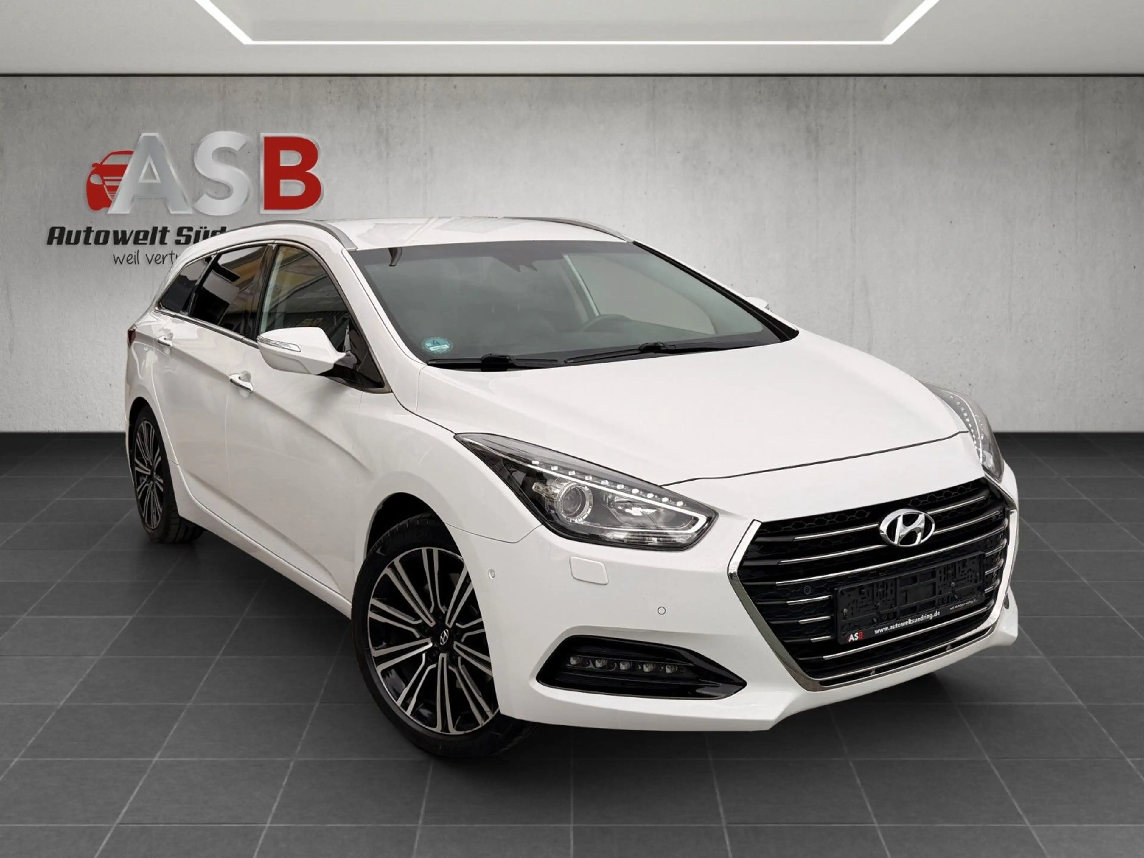 Hyundai i40 cw Premium LEDER*NAVI*PDC*18"*XENON*Kamera — photo 3