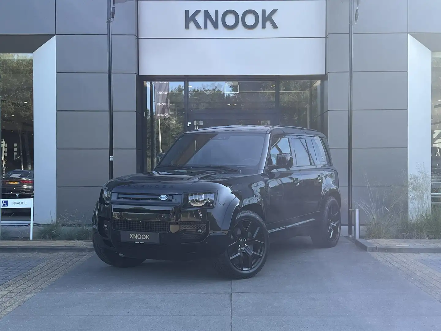 Land Rover Defender 110 P400e | Urban | Meridian | Stoelkoeling | Zwart - 1