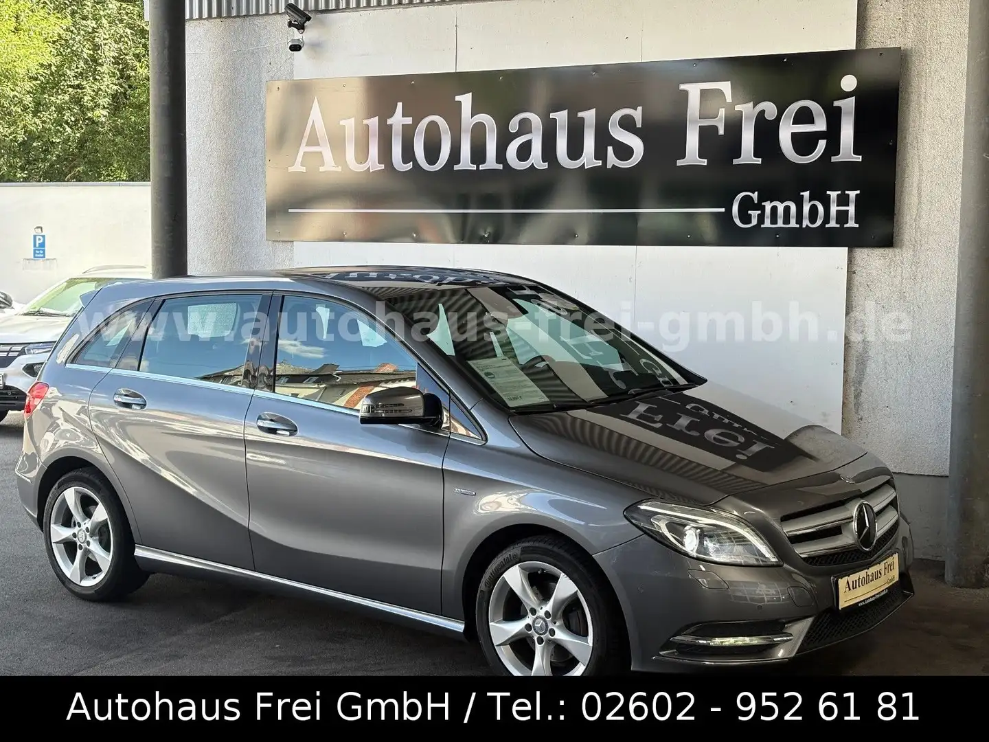Mercedes-Benz B 200 *BI-XENON*COMAND*PTS*TEMPO*AHK*SZHG*1.HAND* Grau - 1