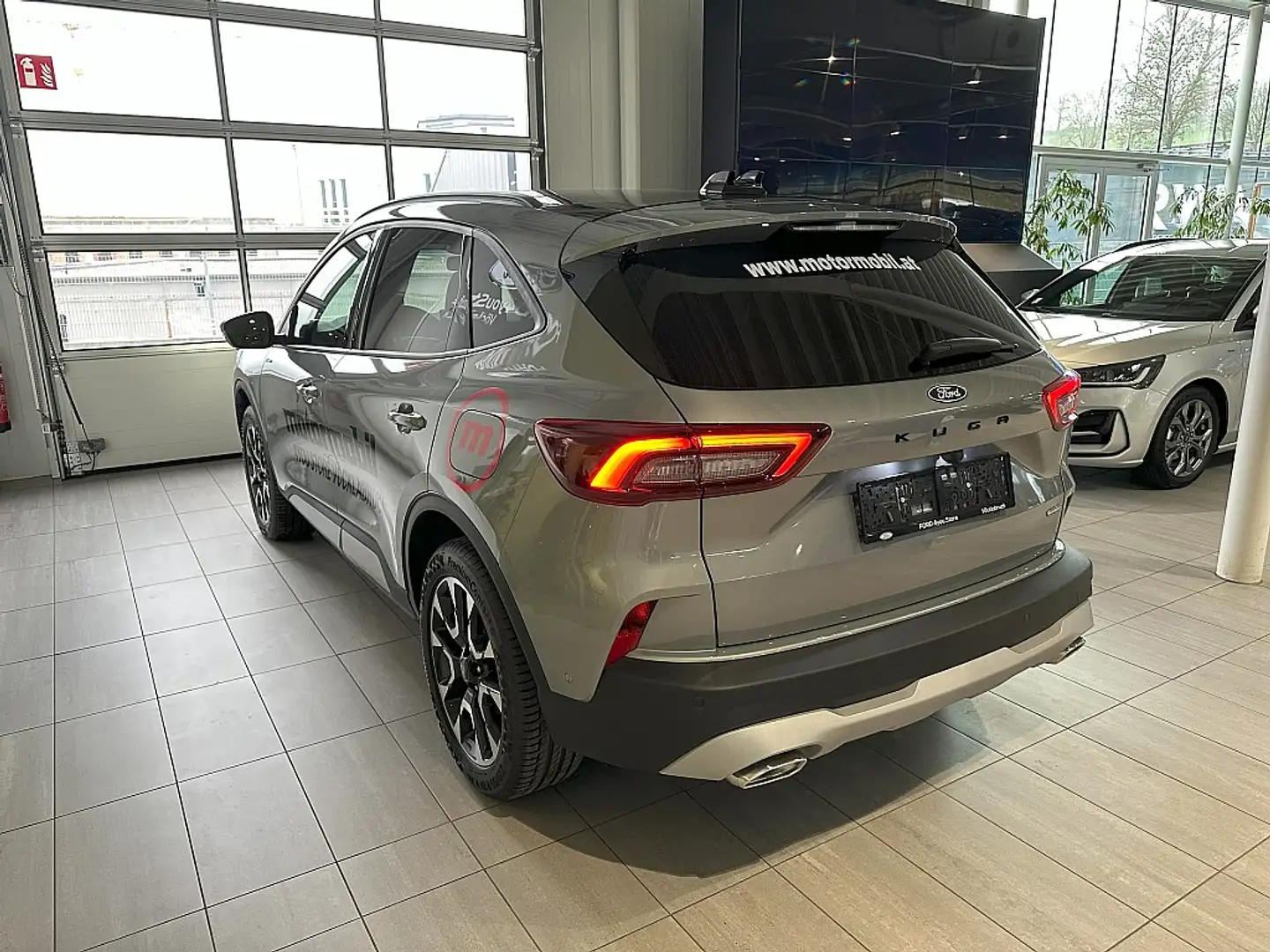 Ford Kuga 2,5 Duratec FHEV Active X Aut. Silber - 2