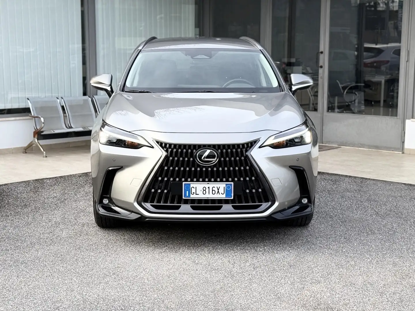 Lexus NX 300 350h 2.5 Premium 4WD 244CV E-CVT - 2022 Gris - 2
