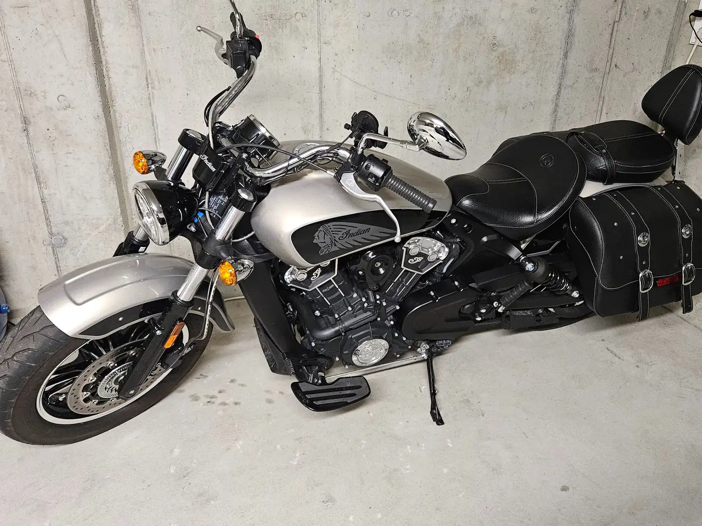 Indian Scout Nero - 1