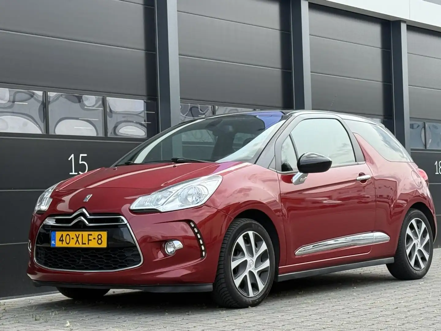 Citroen DS3 1.6 e-HDi So Chic Navi Clima PDC Rood - 1