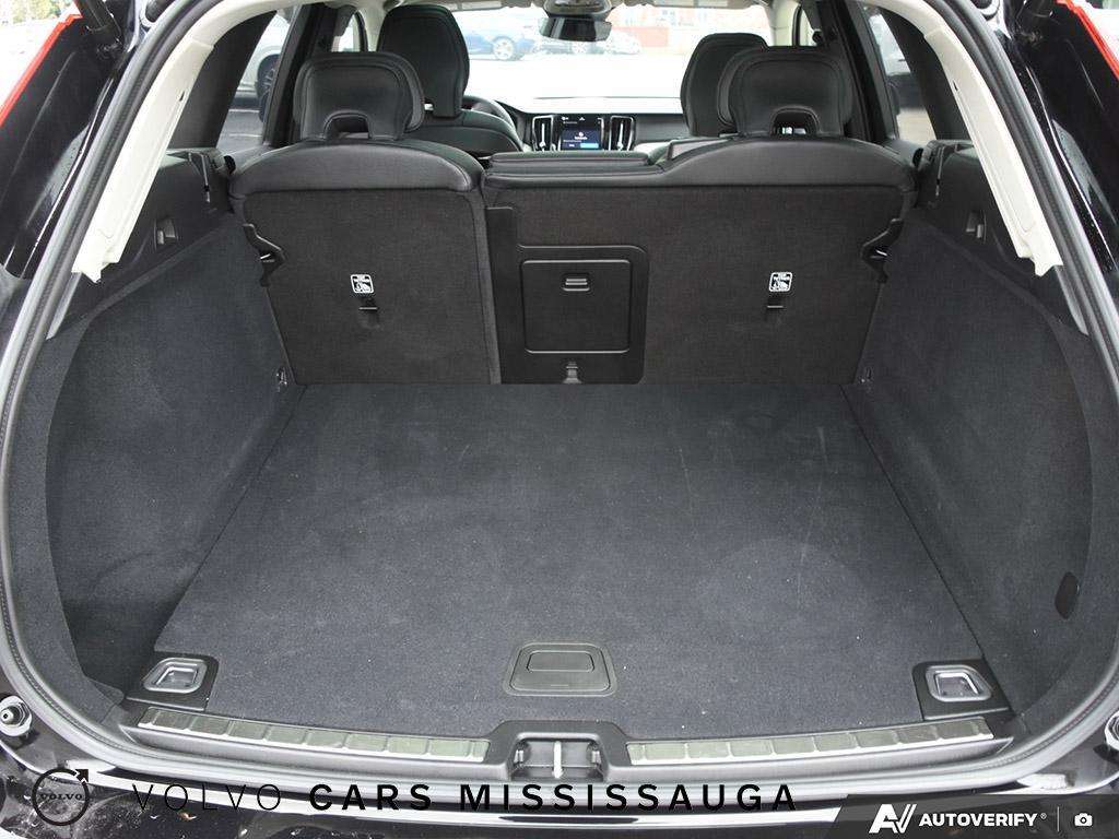 2025 Volvo XC60 B5 Plus Ex-Rental Special thumb 11