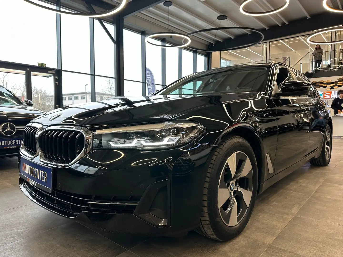 BMW 520 i Touring*1. Hand*Klima*SHZ*Kamera*Navi*AHK* Schwarz - 2