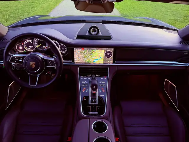 Porsche Panamera 4 E-Hybrid Sport Turismo Chrono Sportauspuff Pano Ansicht 13