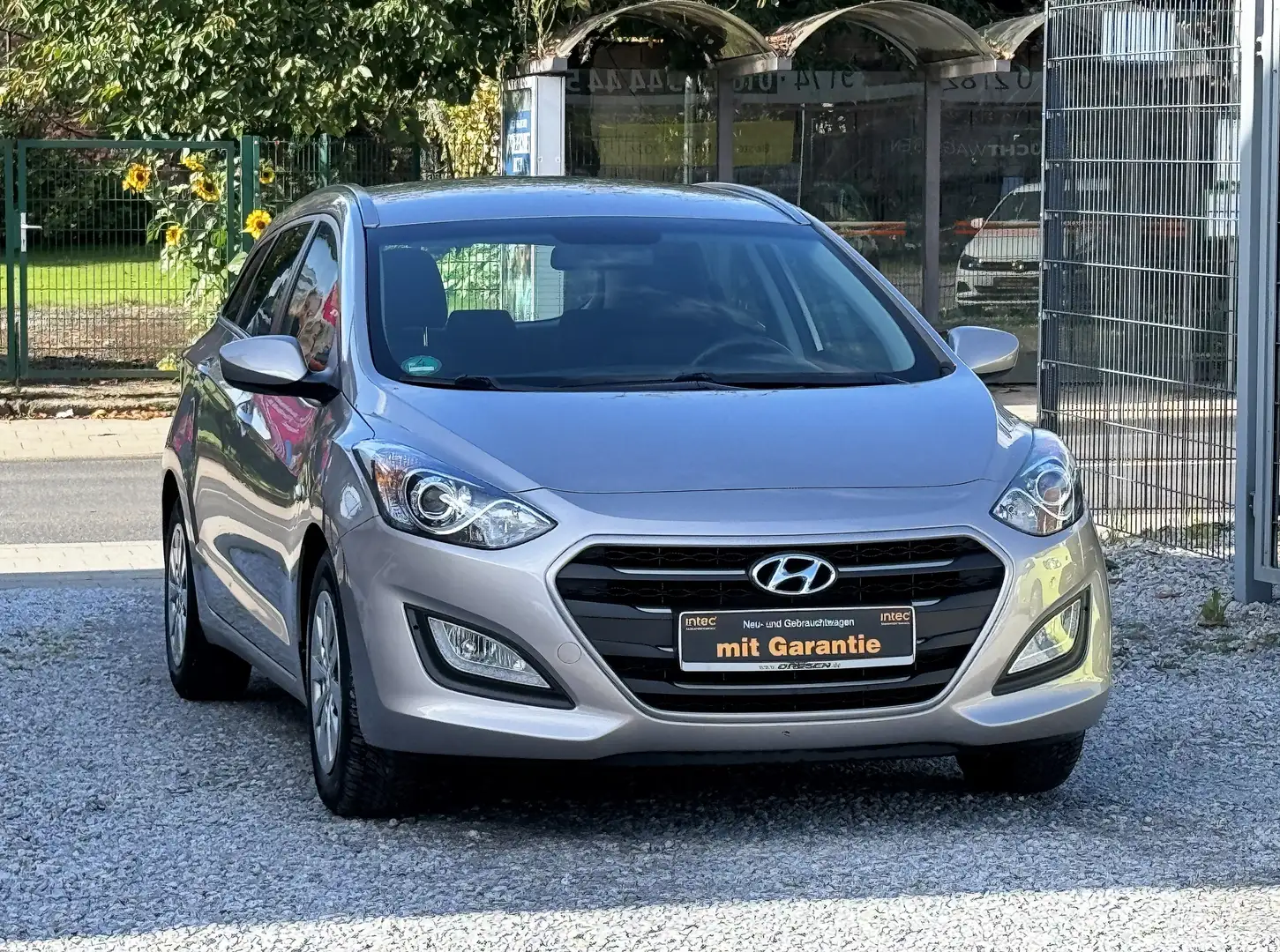 Hyundai i30 RESERVIERT*1.Hand*AHK*Klima*USB/AUX*NEU insp.* Beige - 1