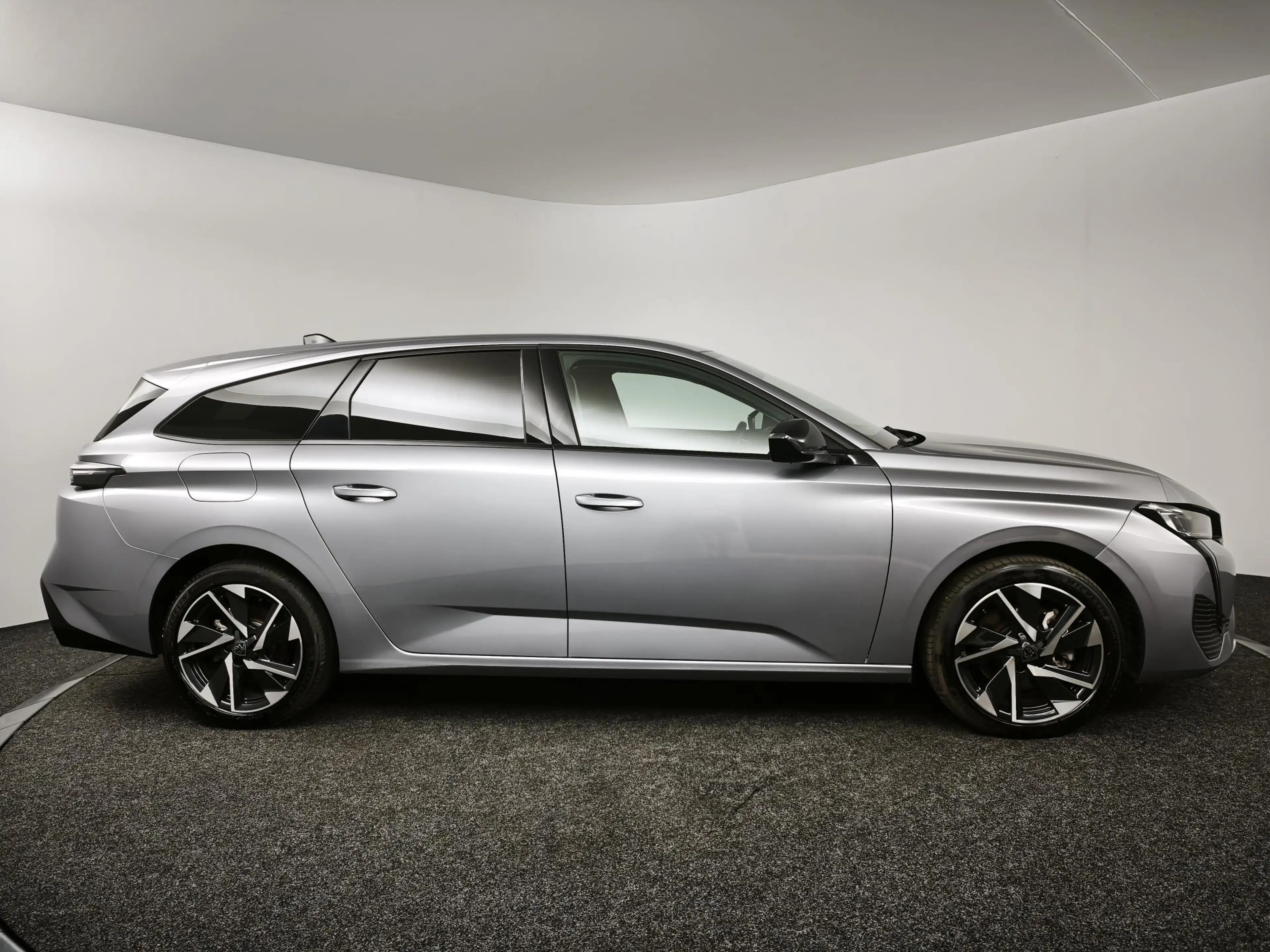 Peugeot 308 SW 1.2 Hybrid 145 e-DCS6 Allure | Navigatie | 360º — photo 16