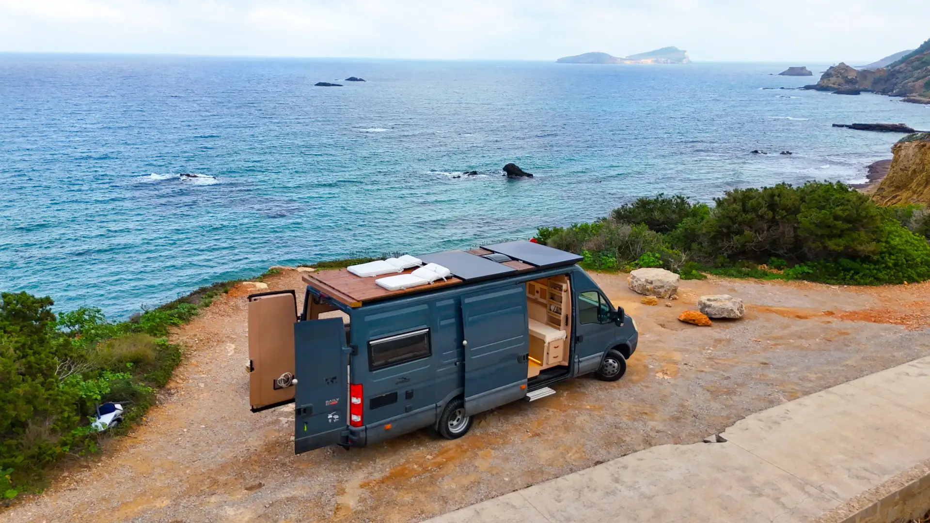 Iveco Daily 50C18 - Oasis Campervan Azul - 1