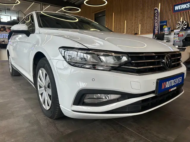 Volkswagen Passat view 3