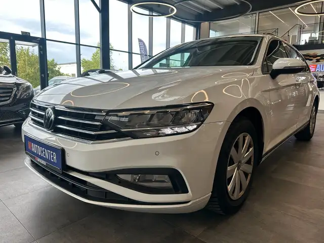 Volkswagen Passat view 4