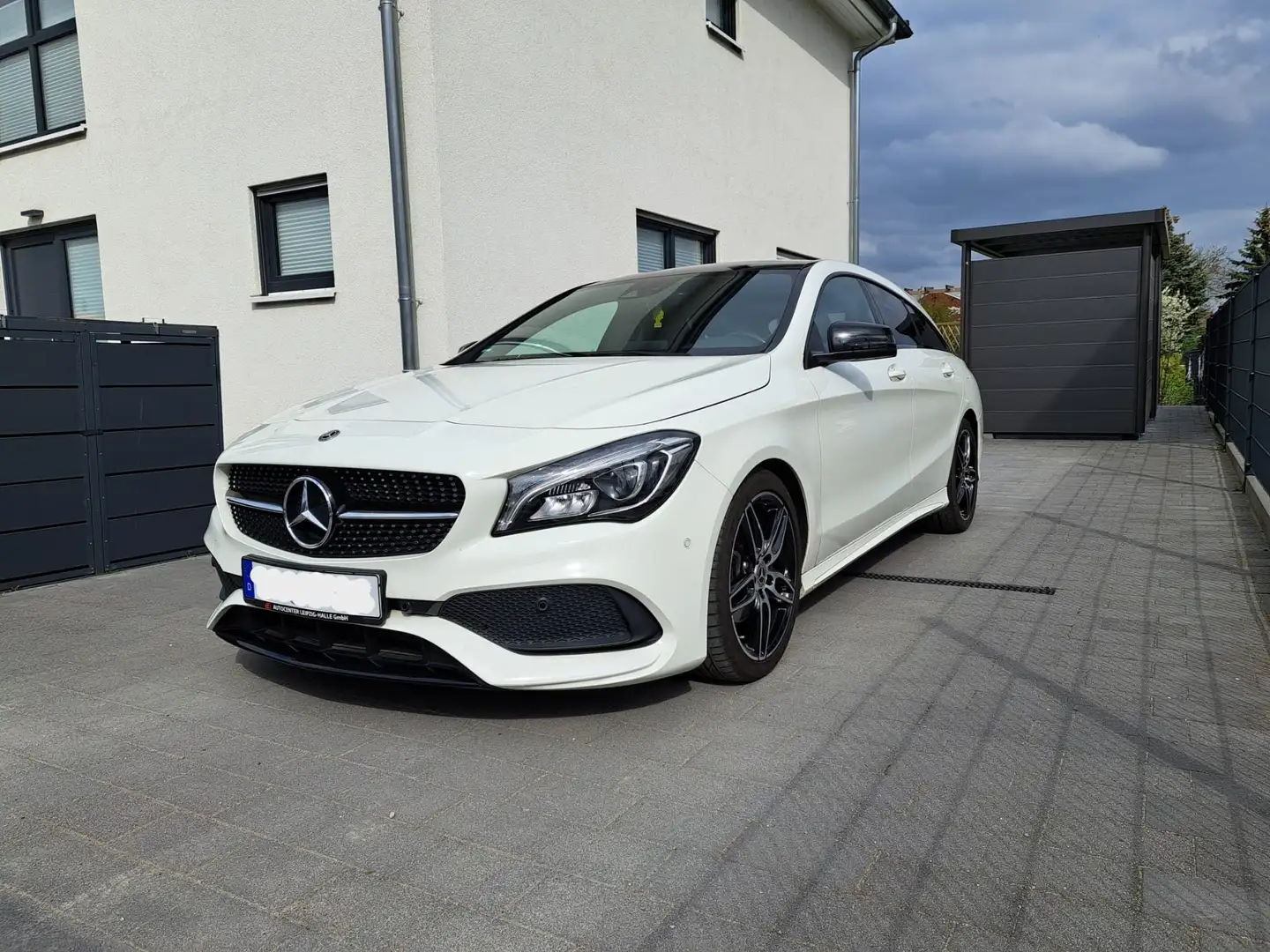 Mercedes-Benz CLA 180 CLA Shooting Brake Shooting Brake AMG Line Weiß - 1