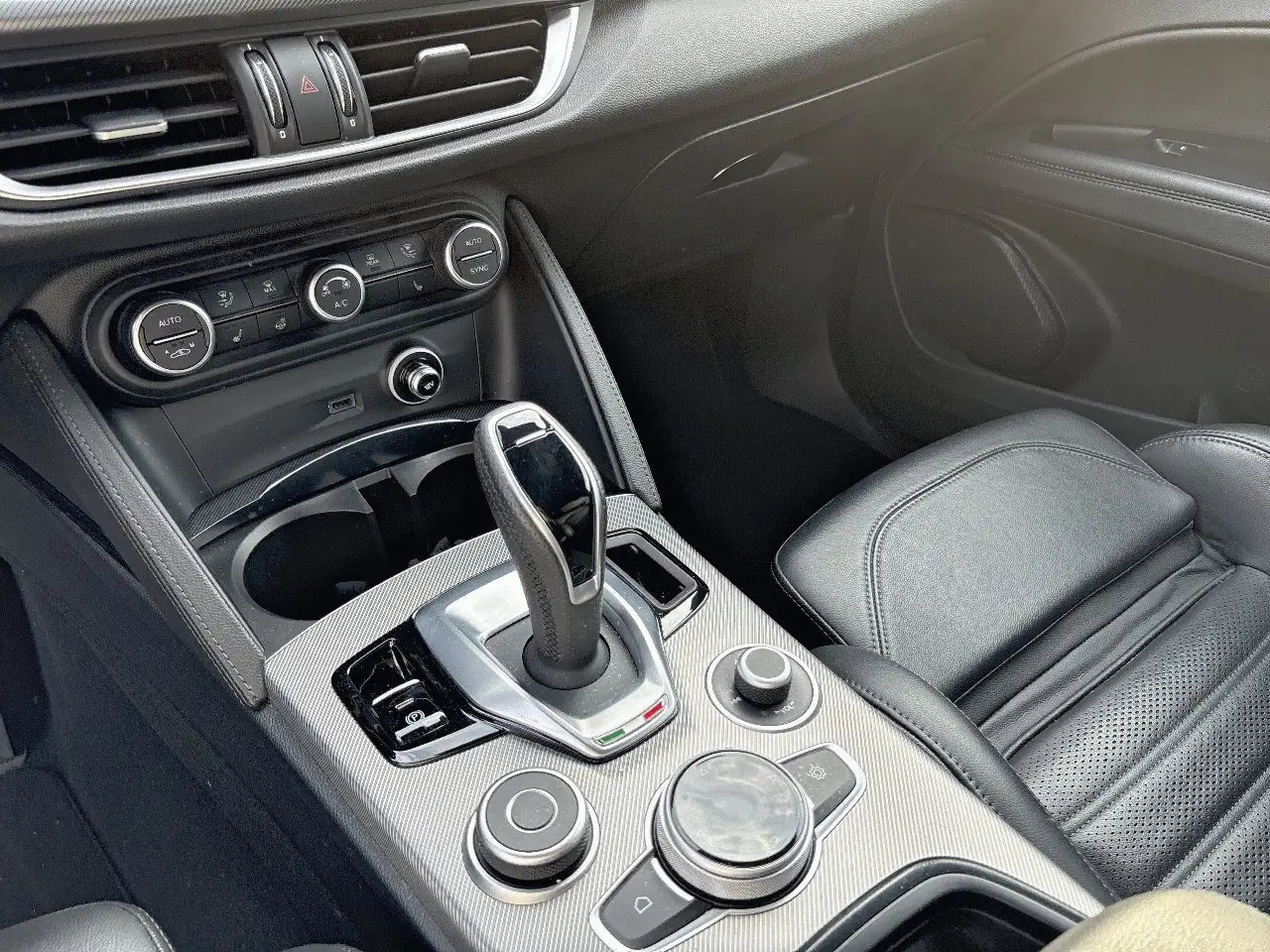 Alfa Romeo Stelvio 2023 — фото 14