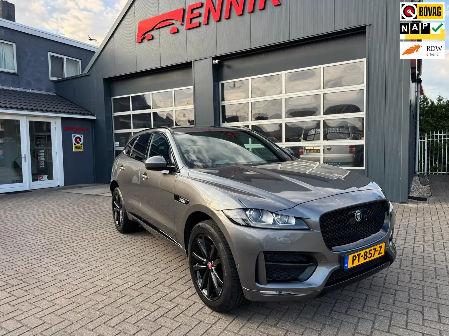 Jaguar F-Pace 2.0 Portfolio AWD 20d Sport / Pano / Meridian / Fu Gris - 1
