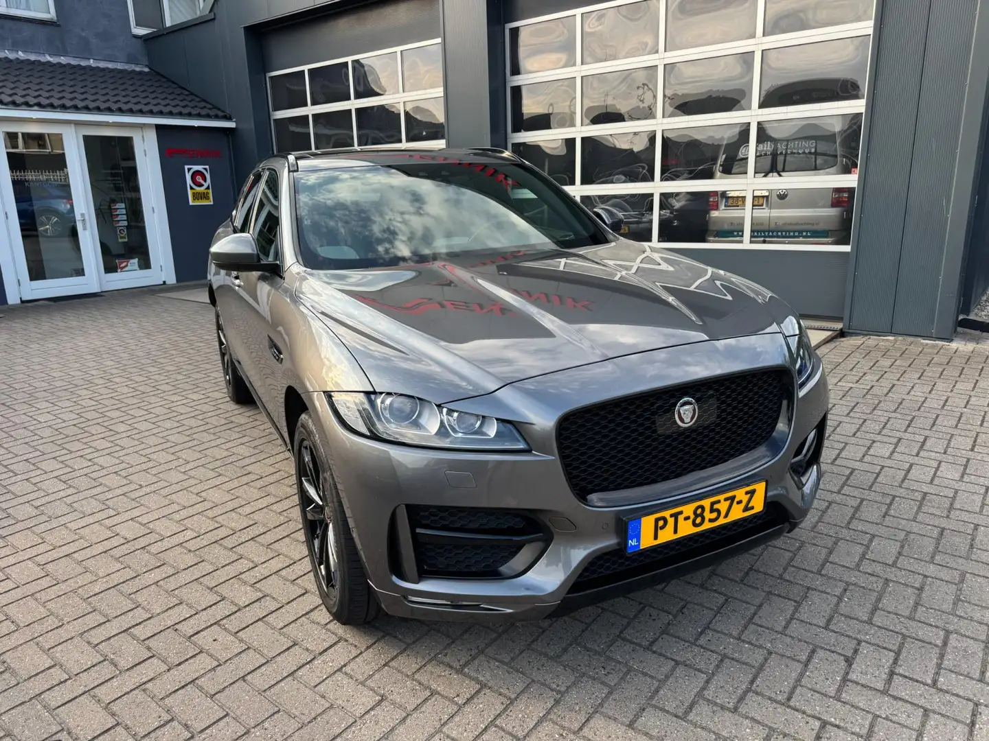Jaguar F-Pace 2.0 Portfolio AWD 20d Sport / Pano / Meridian / Fu Gris - 2
