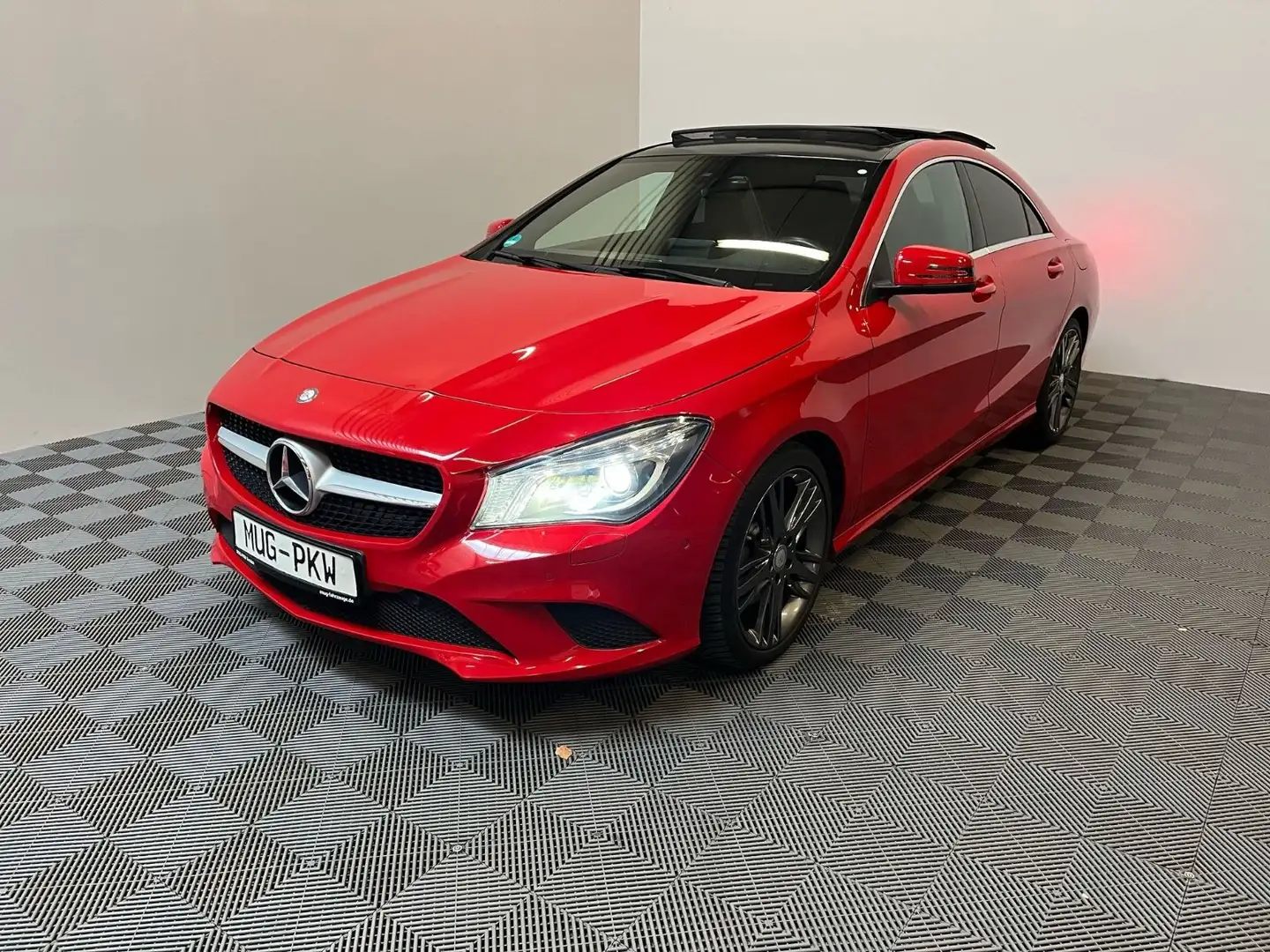 Mercedes-Benz CLA 200 Urban*Pano-AHK-Xenon- Navi-PDC* Rot - 1
