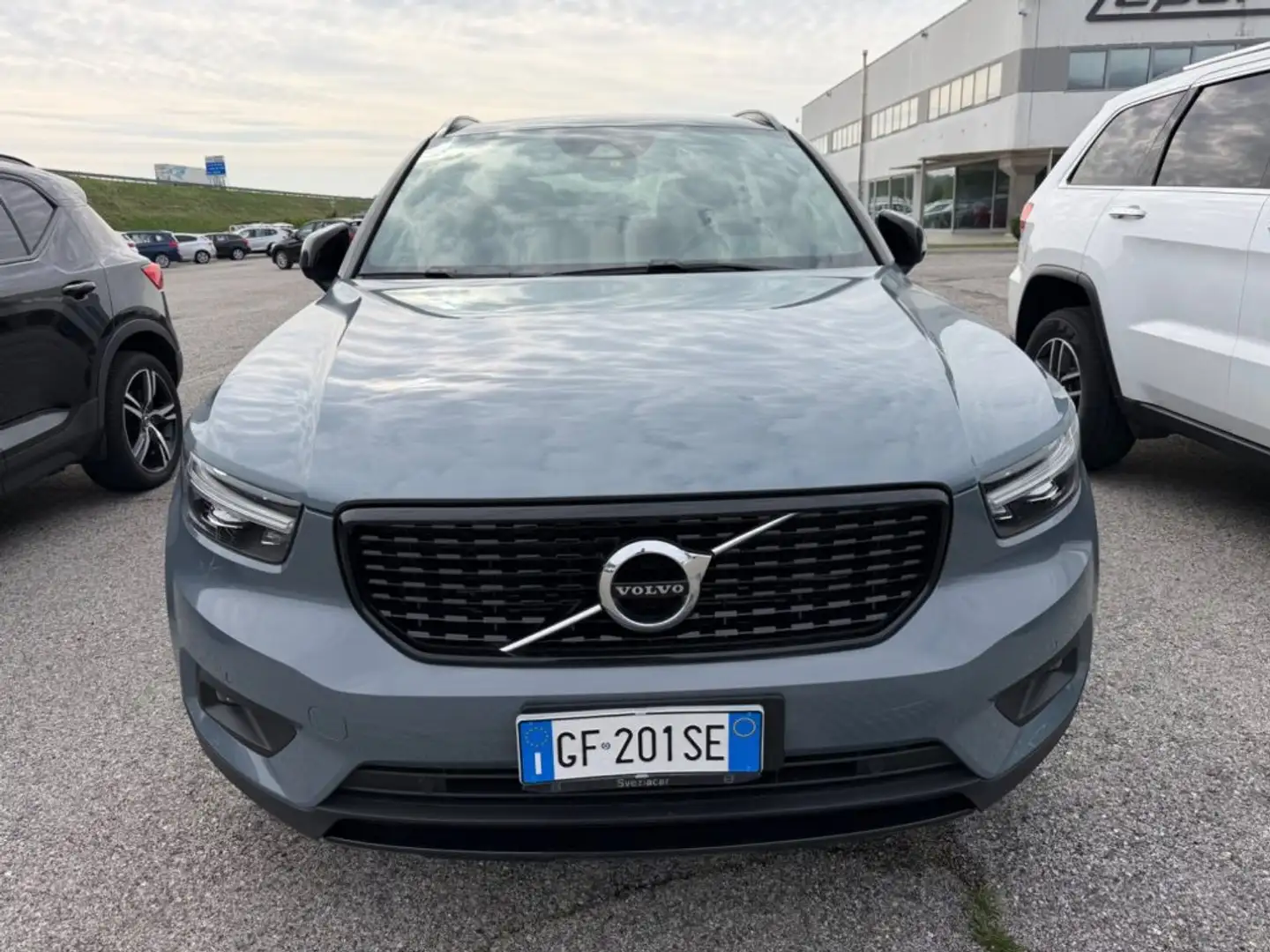 Volvo XC40 T5 Recharge Plug-in Hybrid R-design Grau - 2