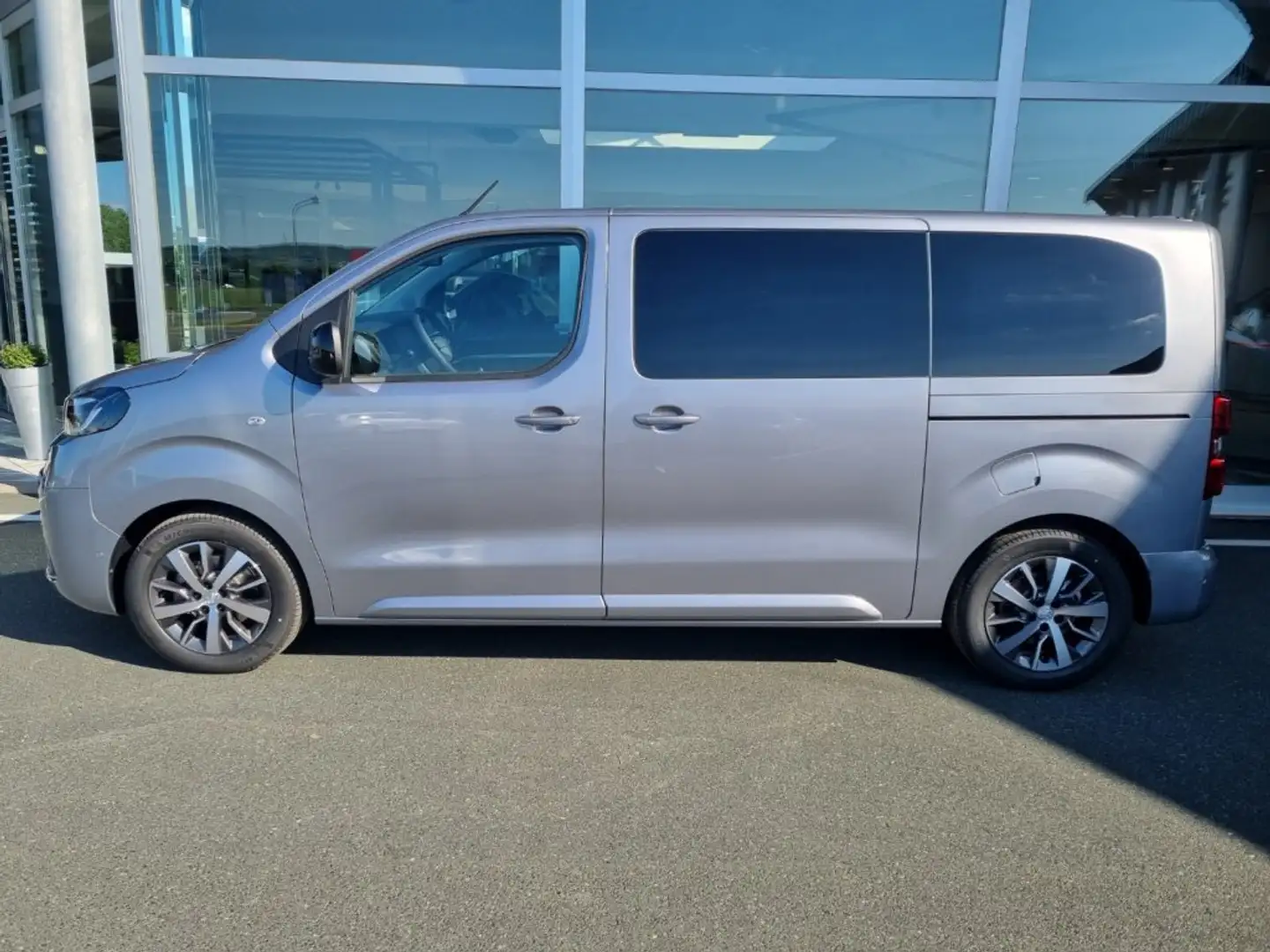 Toyota Proace Verso 2,0l 145 Family Medium *NAVI-Paket* Silber - 2