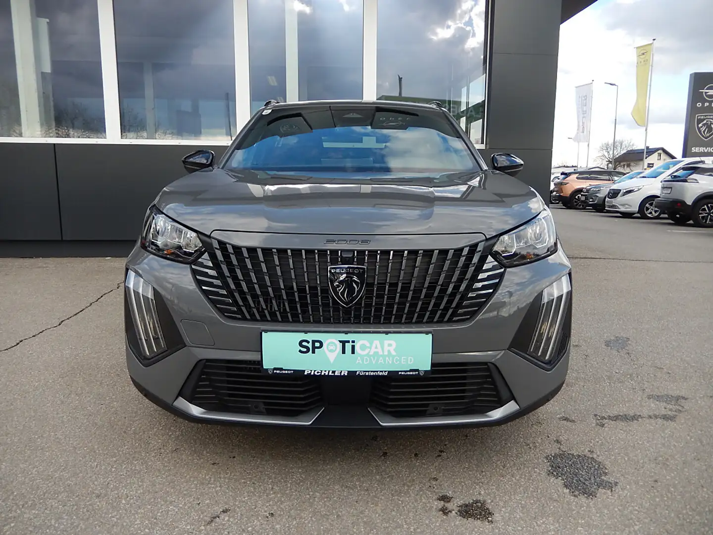 Peugeot 2008 1,2 PureTech 100 S&S Allure 6-Gang-Manuell Grau - 2