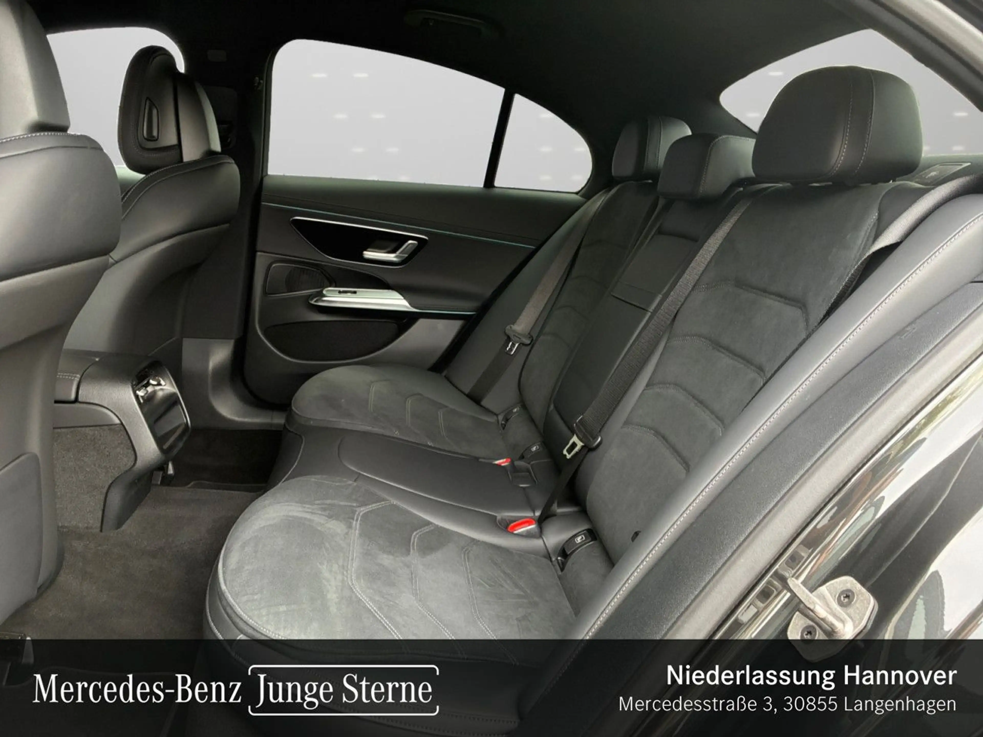 Mercedes-Benz E 300 e 4M AMG Distr. LED AHK Night Kamera PTS 9G — photo 12