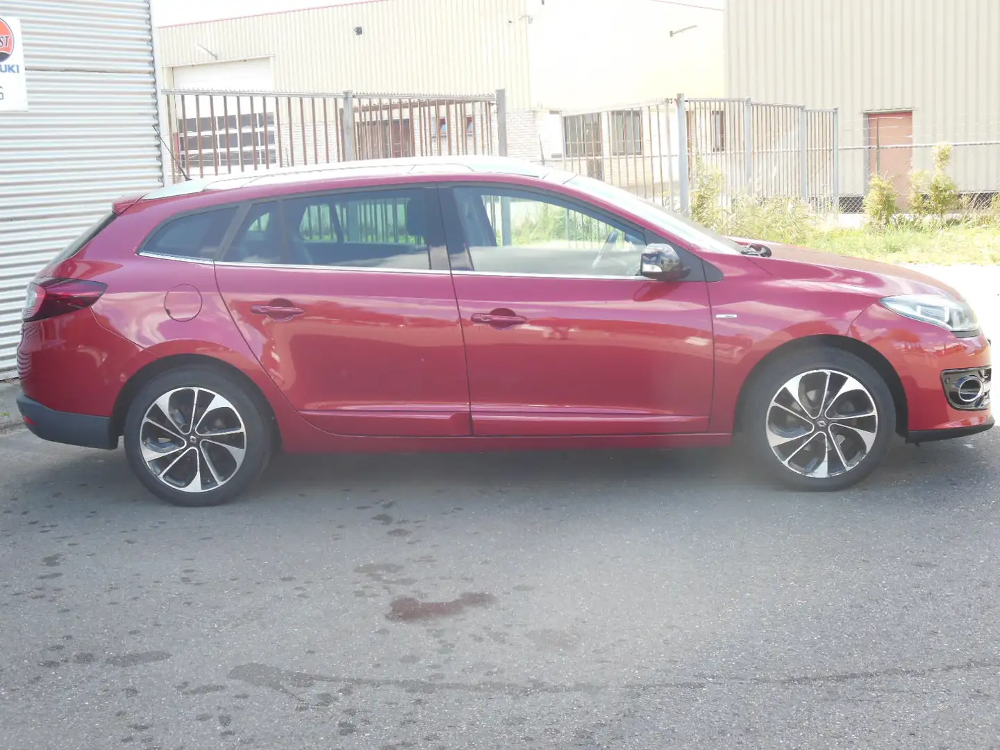Renault Megane Estate 1.2 TCe Bose Staat in Hoogeveen Rouge - 2