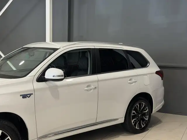 Mitsubishi Outlander view 14