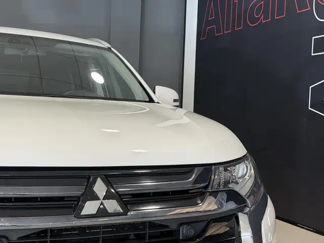 Mitsubishi Outlander view 26