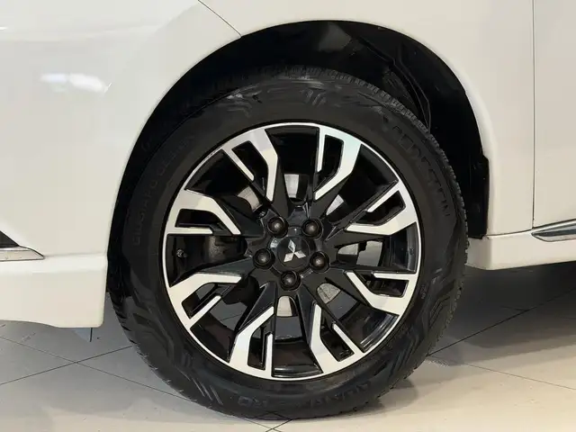 Mitsubishi Outlander view 16