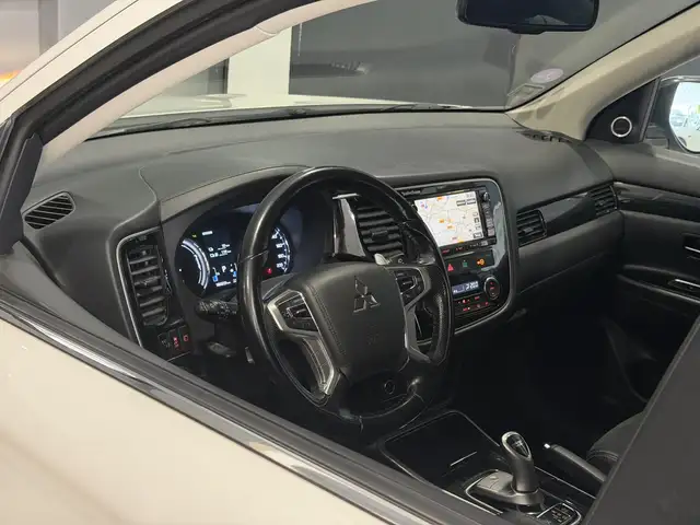 Mitsubishi Outlander view 3
