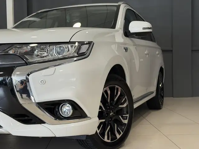 Mitsubishi Outlander view 2