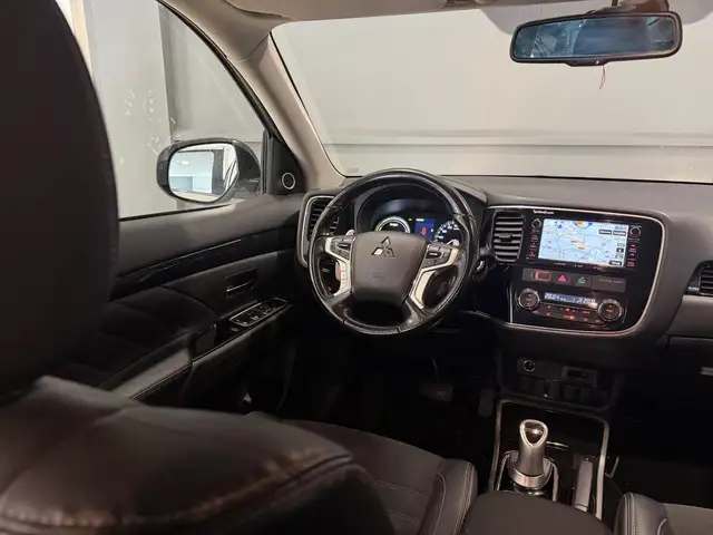 Mitsubishi Outlander view 9